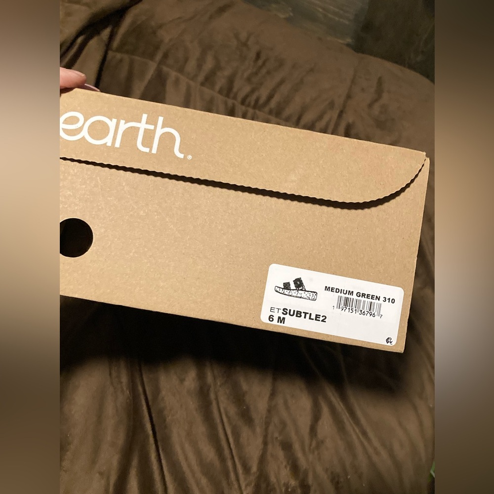 Earth brand, size 6, new in box, beautiful green sandals - Picture 2 of 9
